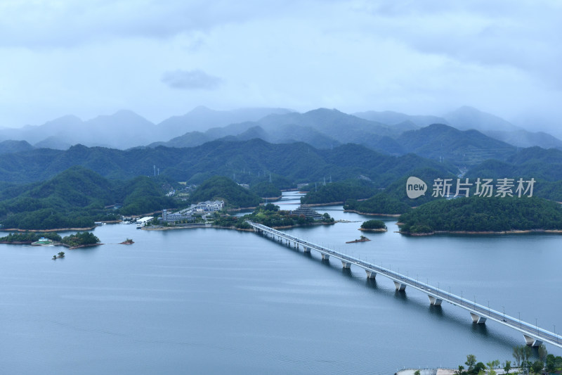 天屿山顶俯视千岛湖大桥，千岛湖自然风光