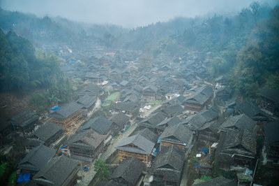 晨雾下的古朴侗寨