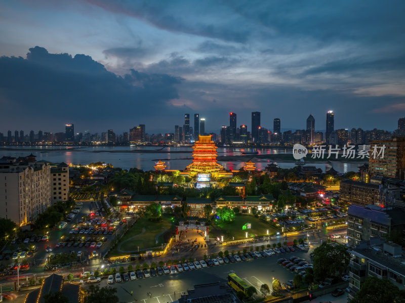 江西南昌滕王阁赣江双子塔日落蓝调夜景航拍