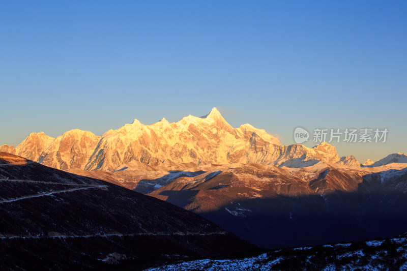 西藏林芝雪景南迦巴瓦峰日照金山雪山夕阳