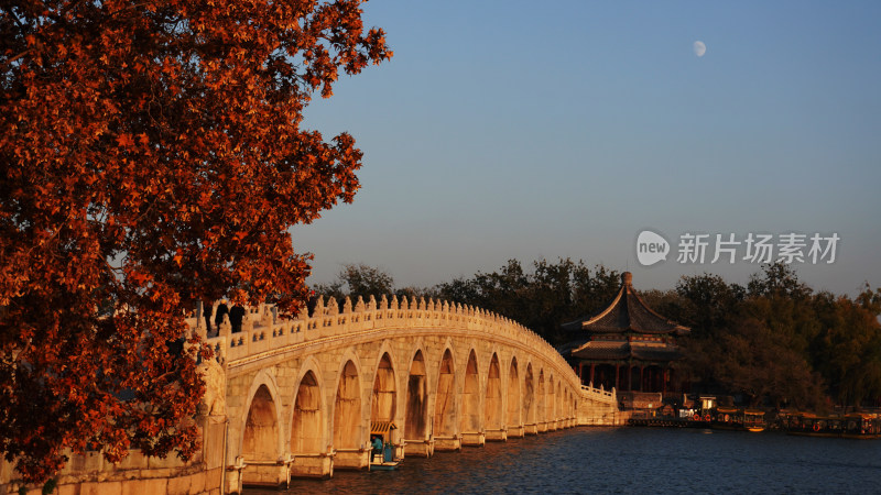 秋日拱桥与湖边建筑景观