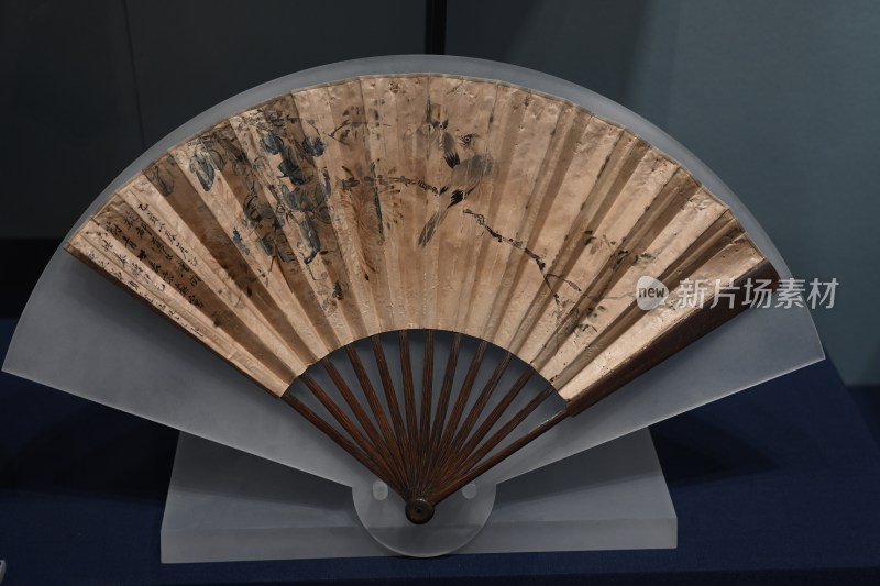 传统手绘花鸟折扇