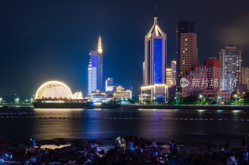 青岛栈桥上看到的城市夜景