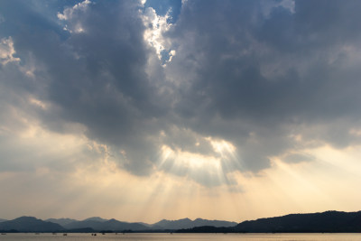 杭州西湖湖面上夕阳无限好