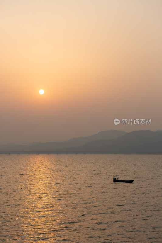 杭州钱塘江上日落小船风景