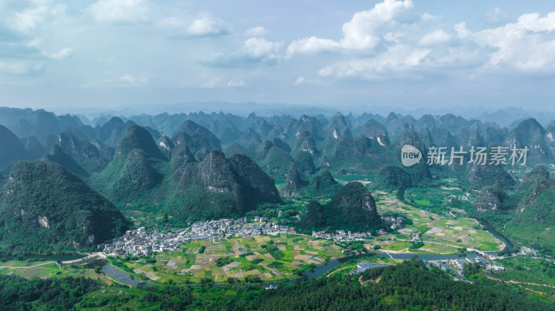 阳朔喀斯特地貌山谷中的遇龙河与田园风光