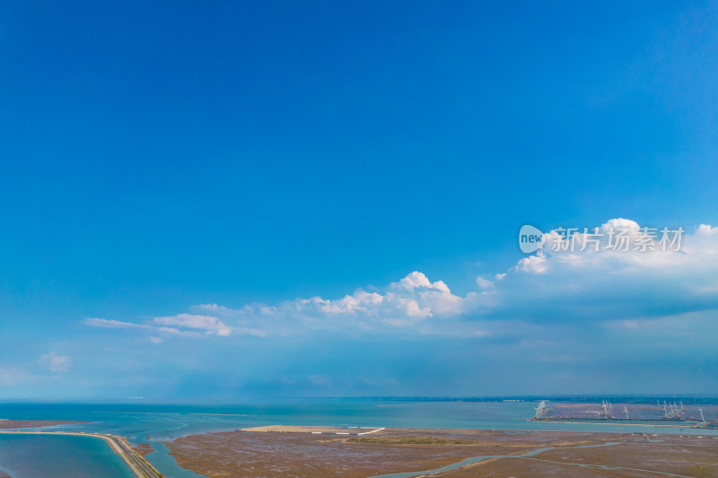 大海海浪沙滩退潮风景航拍摄影图