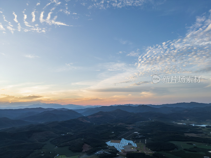 航拍夕阳余晖下的乡村田野