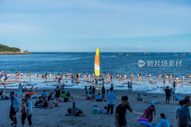 东山岛热闹的海滨沙滩场景