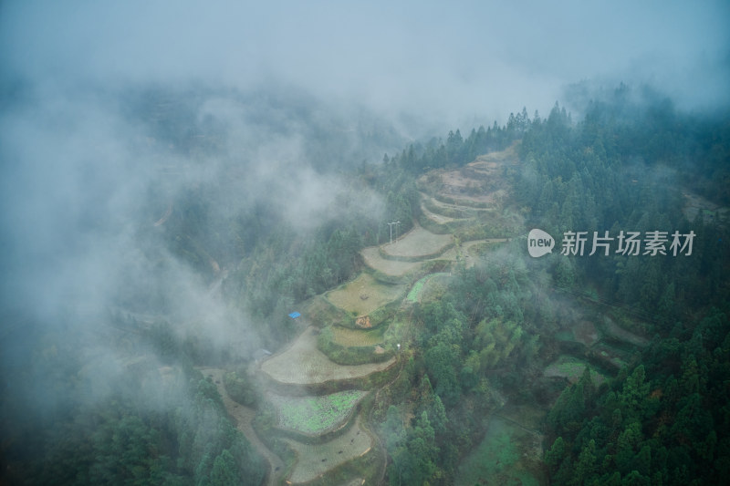 晨雾下的古朴侗寨