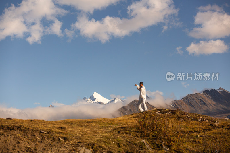 蓝天白云山峰云雾太极拳