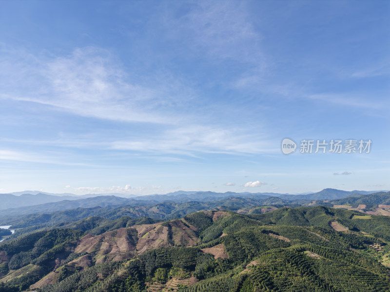 航拍蓝天白云下广阔无垠绿意盎然的山地景观