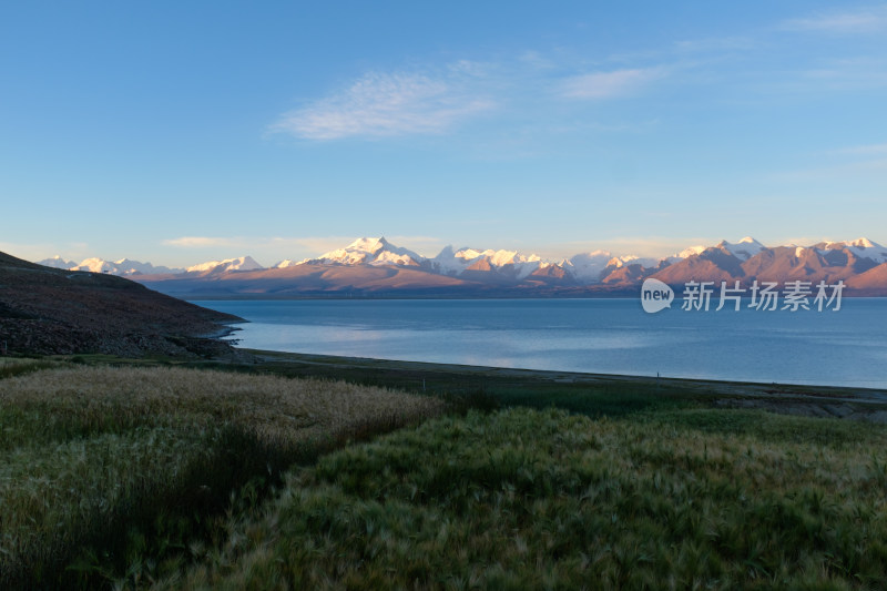 西藏日喀则市聂拉木县佩枯错看日照金山