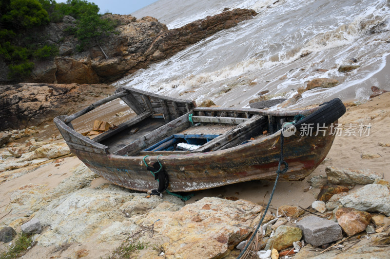 停在沙石地上的破旧废弃渔船