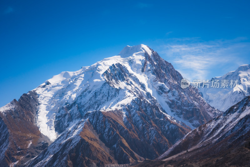 新疆天山山脉宏伟雪山风景