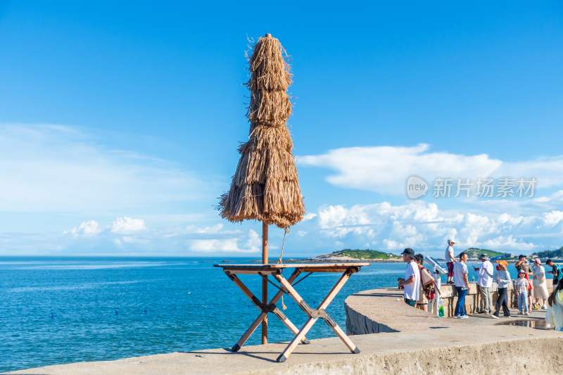 东山岛热闹的海滨沙滩场景