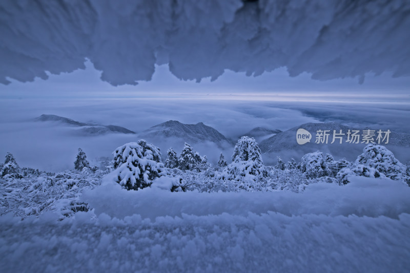 杭州牵牛岗群山森林雪景云