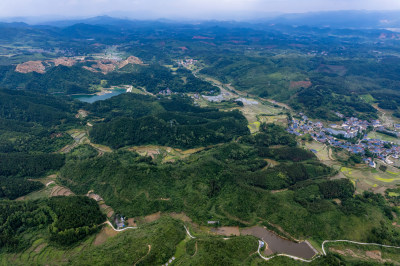 南方山川丘陵蓝天白云航拍摄影图