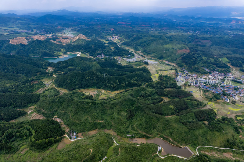 南方山川丘陵蓝天白云航拍摄影图