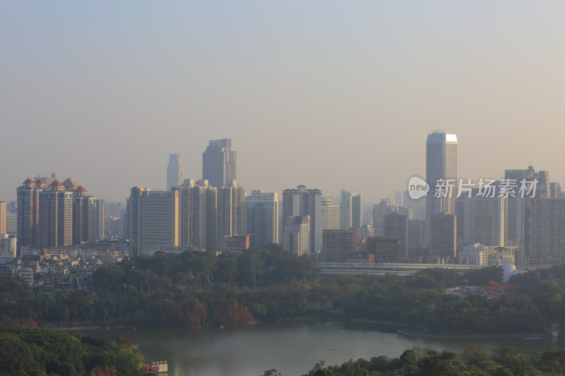 城市建筑群与湖泊景观