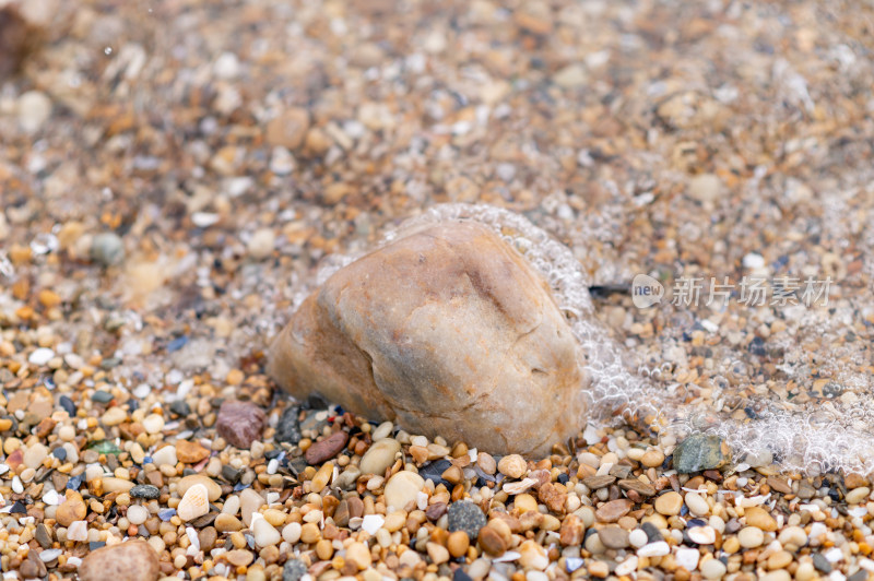 海边沙滩上的鹅卵石与海浪