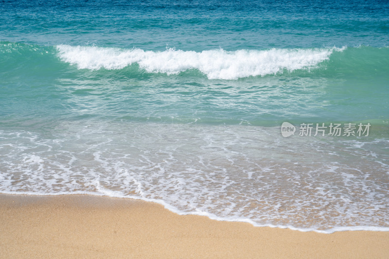 海南三亚亚龙湾沙滩海浪