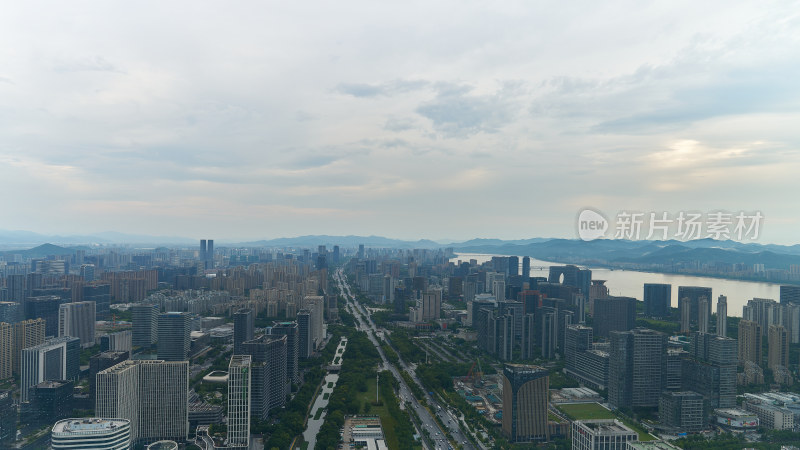 浙江杭州滨江的快速路和机场公路的城市风光