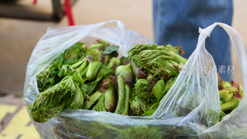 东北春天地摊上售卖的野菜