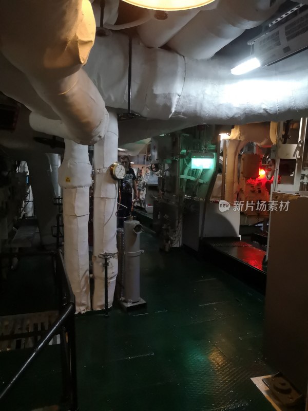 船舱内机械设备与管道