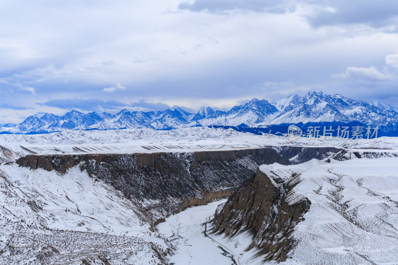 航拍新疆冬季安集海大峡谷雪景雪山山脉河流