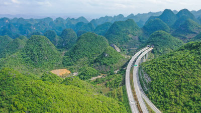 贵州山区高速公路穿行山间乡村