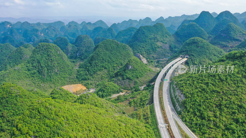 贵州山区高速公路穿行山间乡村