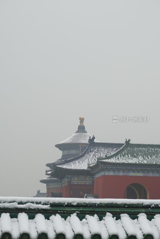 天坛古建筑被雪覆盖的景象