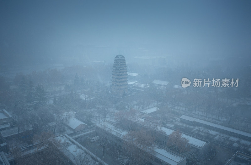 航拍西安小雁塔雪景