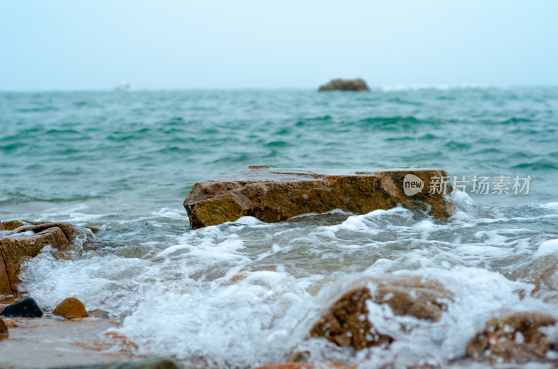 低角度拍摄海面飞溅来的浪花