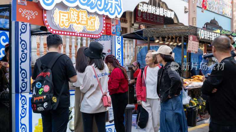 中国新疆国际大巴扎美食街的游客们