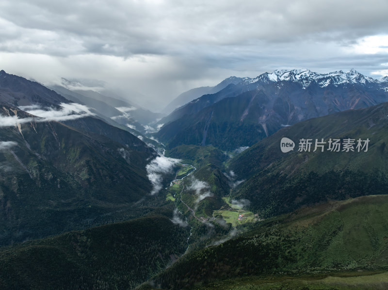 四川甘孜州高原上木居村庄山谷航拍