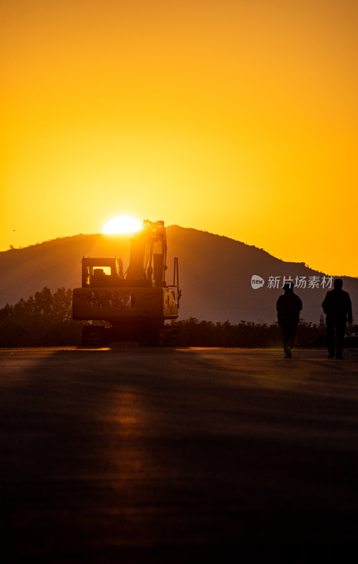 夕阳下道路上的景观