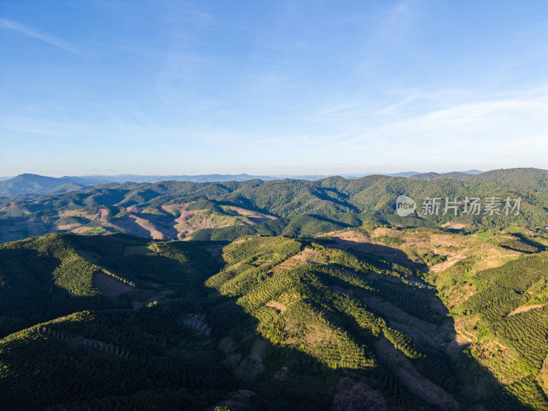 航拍蓝天白云下山峦叠翠的自然风光