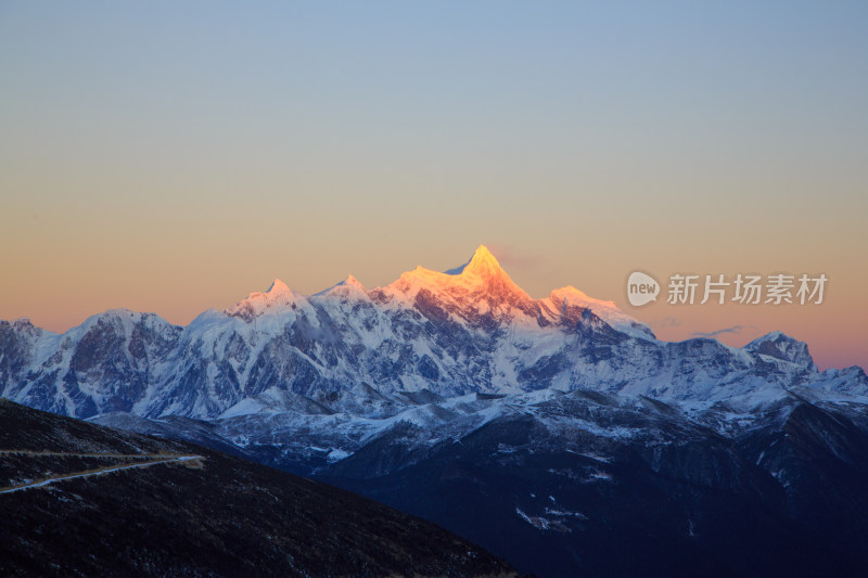 西藏林芝雪景南迦巴瓦峰日照金山雪山夕阳