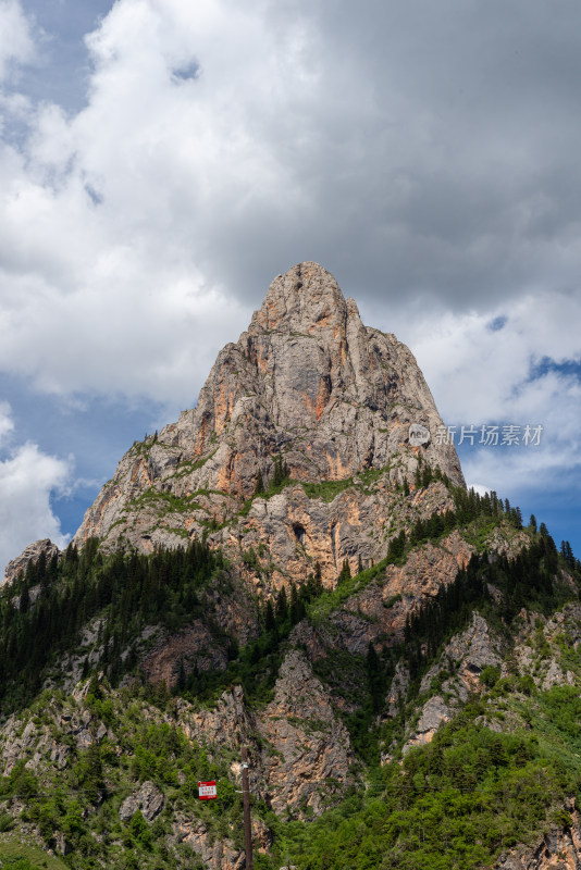 蓝天白云山峰