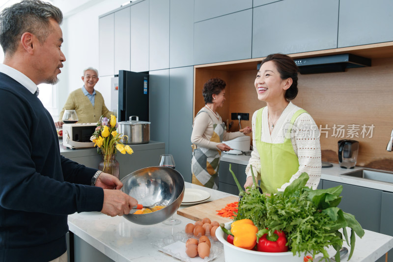 快乐的中老年人在厨房做饭