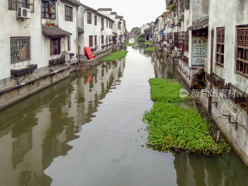 江南水乡河道民居景象