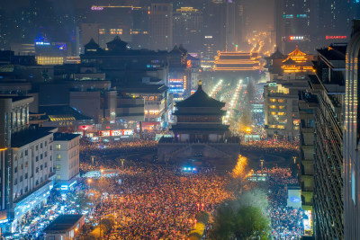 航拍西安钟楼跨年人山人海夜景