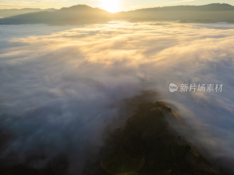 航拍云海之上的壮丽日出景象