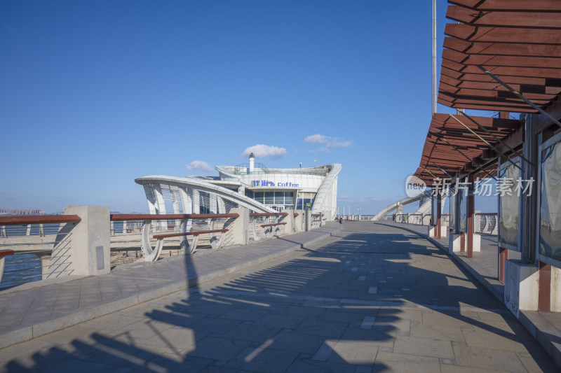 烟台城市开发区天马栈桥广场海边建筑风光