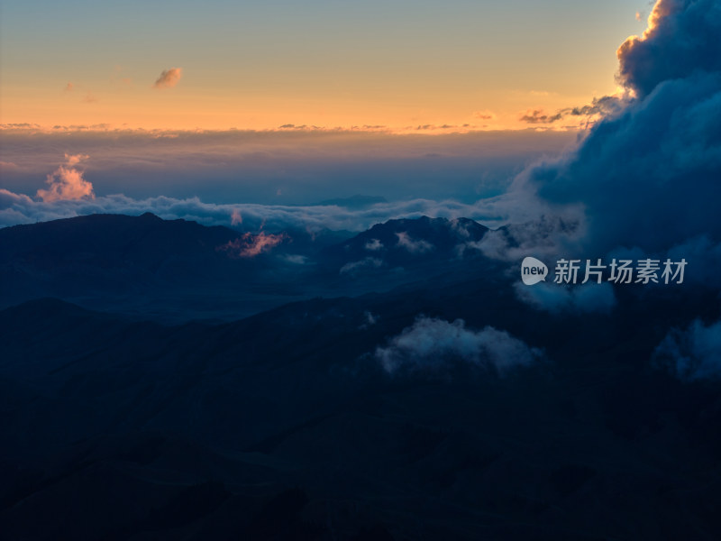 雪山云海日出