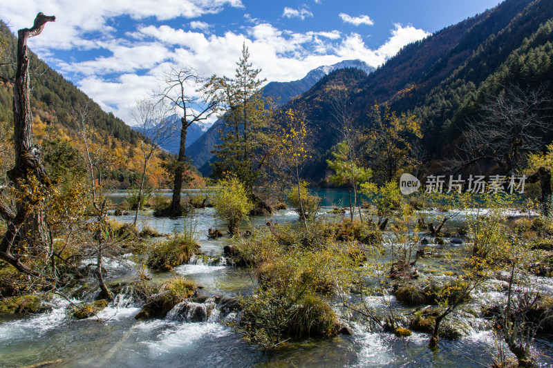 九寨沟秋色，犀牛海山林流水山景