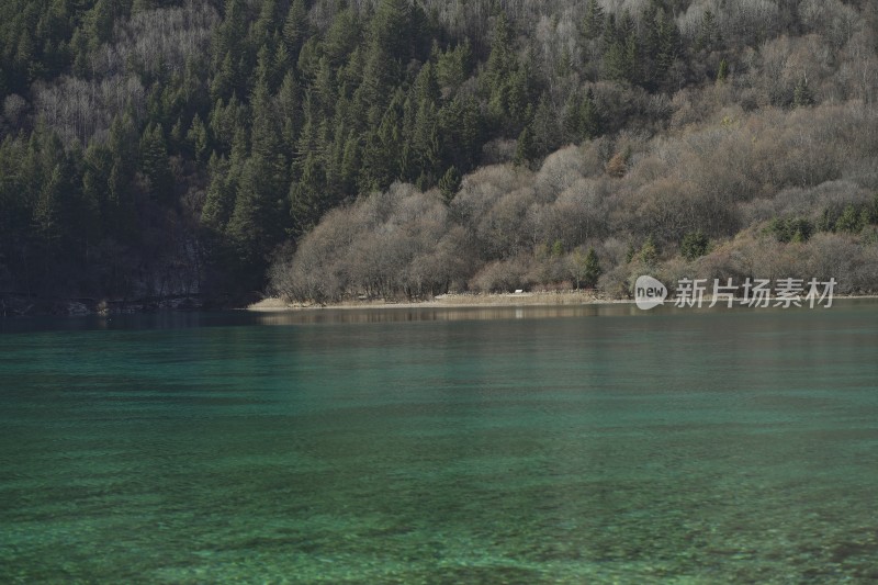 九寨沟绚烂多彩的湖泊河流高山航拍特写