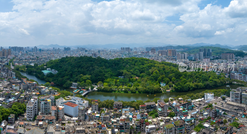 航拍夏季白天广东潮州葫芦山与城市全景风光